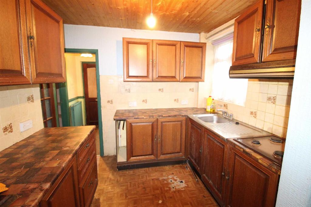 Chapel Lane, Hadfield, Glossop 2 bed end of terrace house £115,000