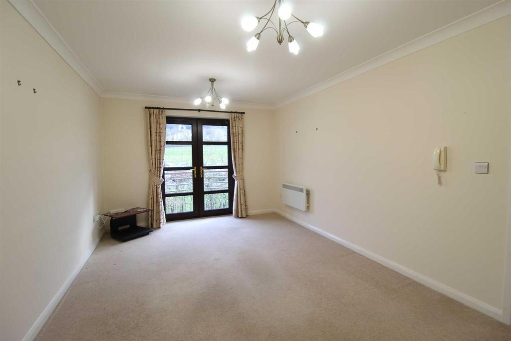Newshaw Lane, Hadfield Glossop 2 bed retirement property £117,500