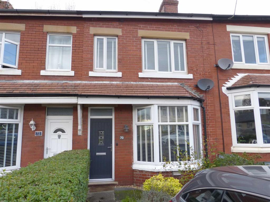 Newshaw Lane, Hadfield, Glossop 2 bed terraced house £850 pcm (£196 pw)