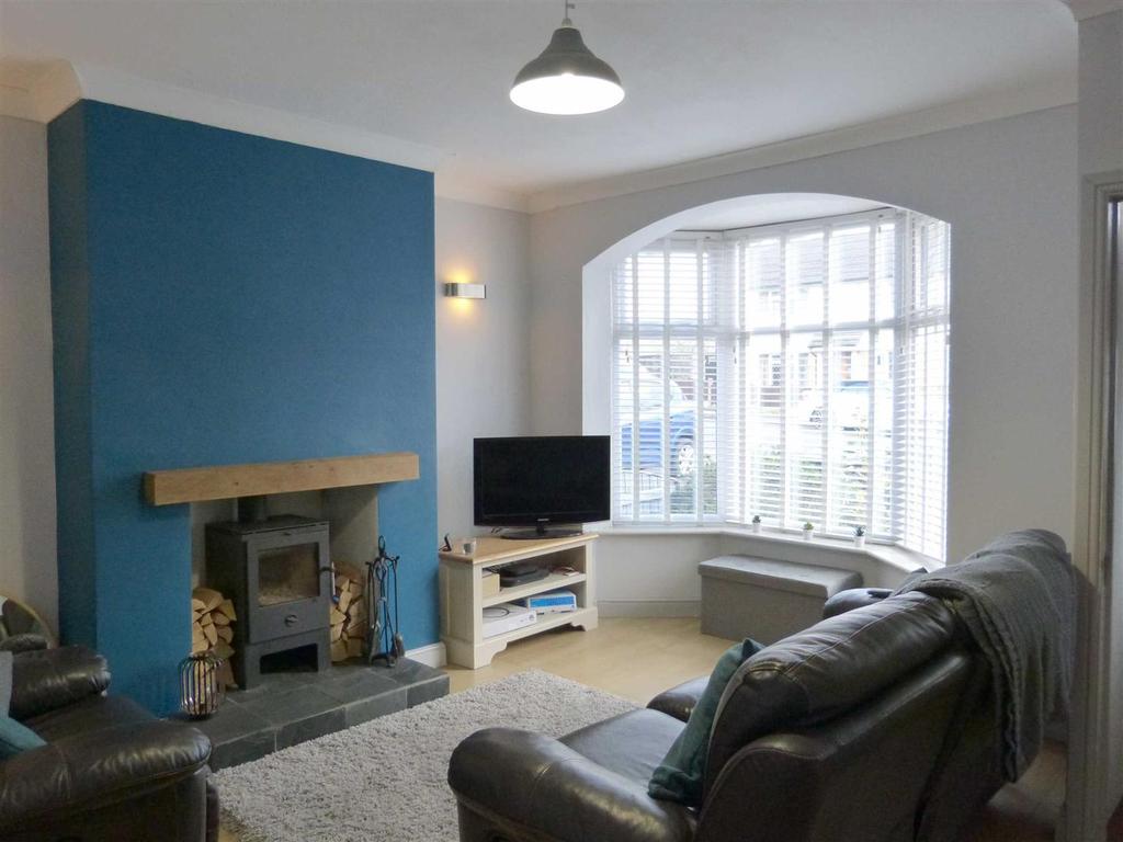 Newshaw Lane, Hadfield, Glossop 2 bed terraced house £850 pcm (£196 pw)