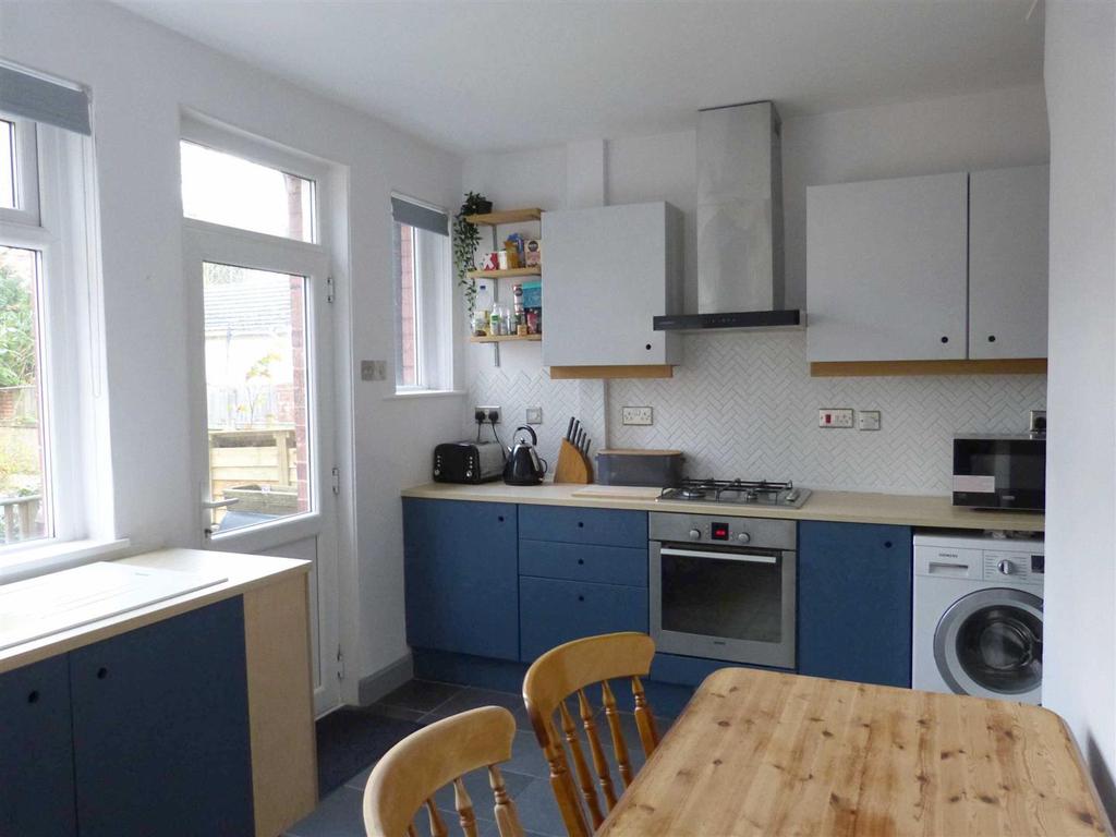Newshaw Lane, Hadfield, Glossop 2 bed terraced house £850 pcm (£196 pw)