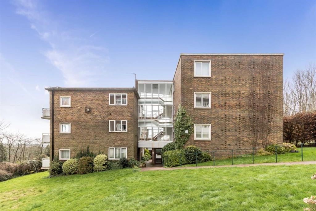Dyke Road Avenue, Hove 2 bed flat £250,000