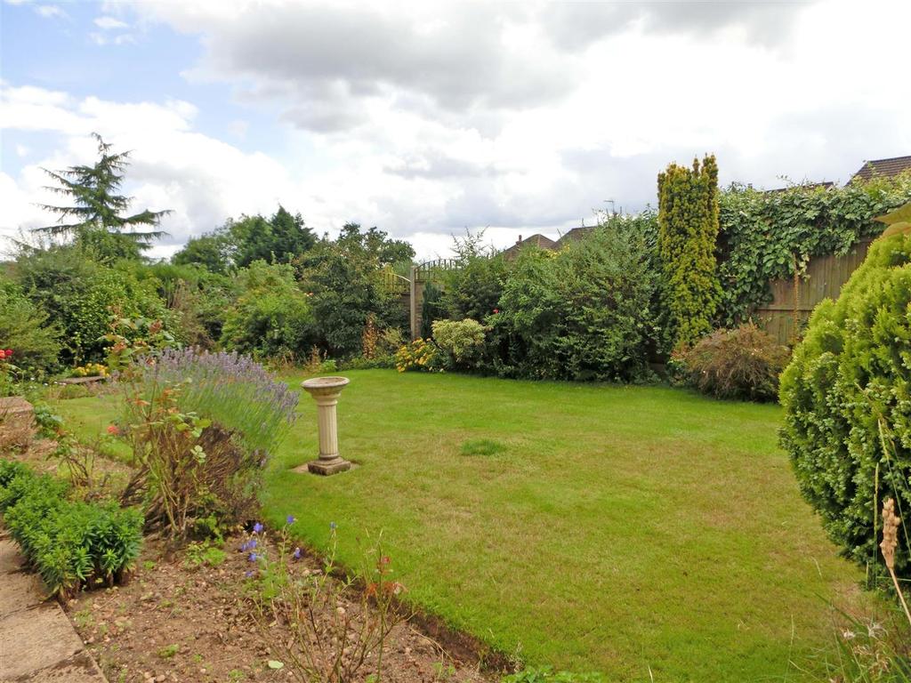 SIDE &amp; REAR GARDENS
