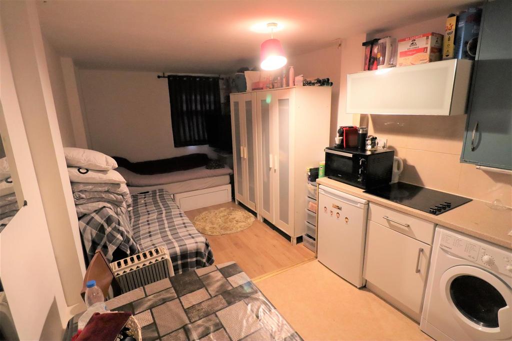 Brook Avenue, Edgware House £975 pcm (£225 pw)