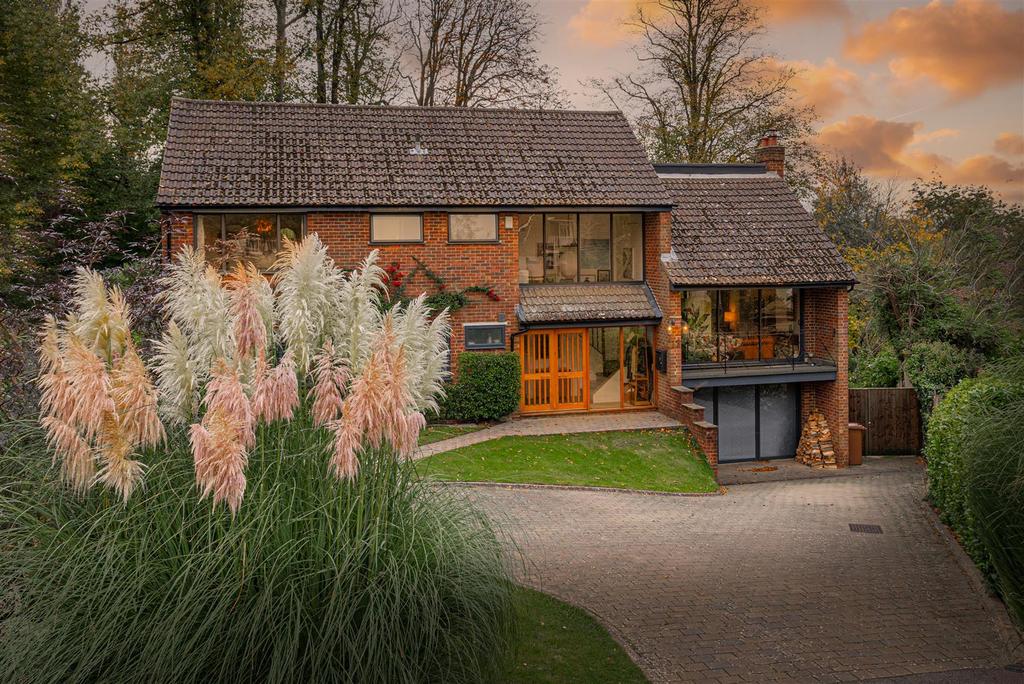 Greystones Drive, Reigate 5 bed detached house £1,450,000