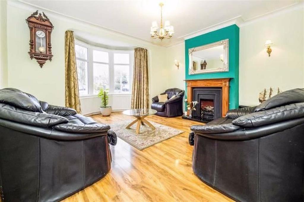 Kenwood Gardens, Ilford, Essex, IG2 5 bed terraced house £2,500 pcm