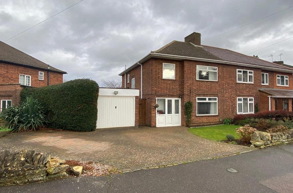 Firtree Walk, Westone, Northampton, NN3 3 bed semidetached house £
