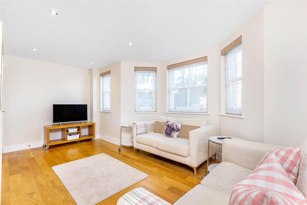 St Johns Avenue, Putney SW15 2 bed flat £2,700 pcm (£623 pw)