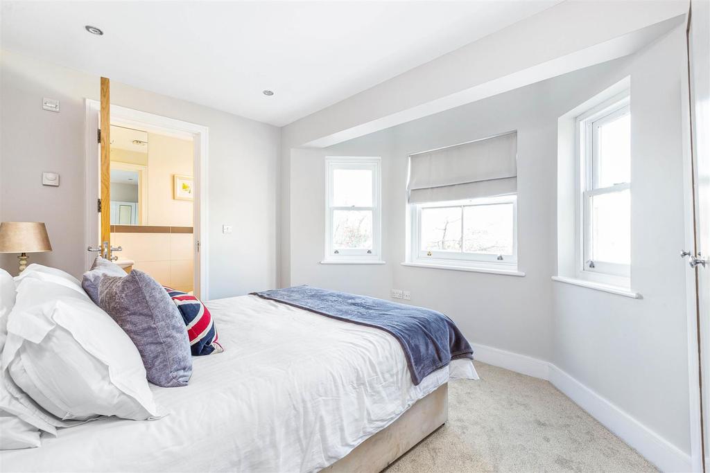 St Johns Avenue, Putney SW15 2 bed flat £2,700 pcm (£623 pw)