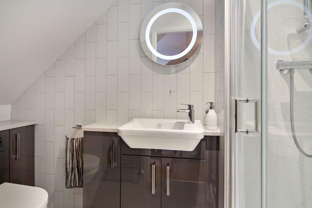 Ensuite to Bed 1