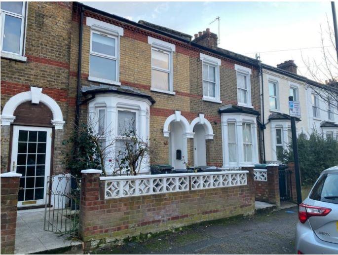 Tynemouth Road, London N15 5 bed terraced house £3,000 pcm (£692 pw)