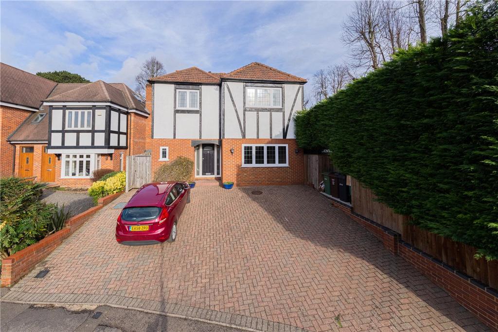 Bowers Way, Harpenden, Hertfordshire 5 bed detached house £4,500 pcm