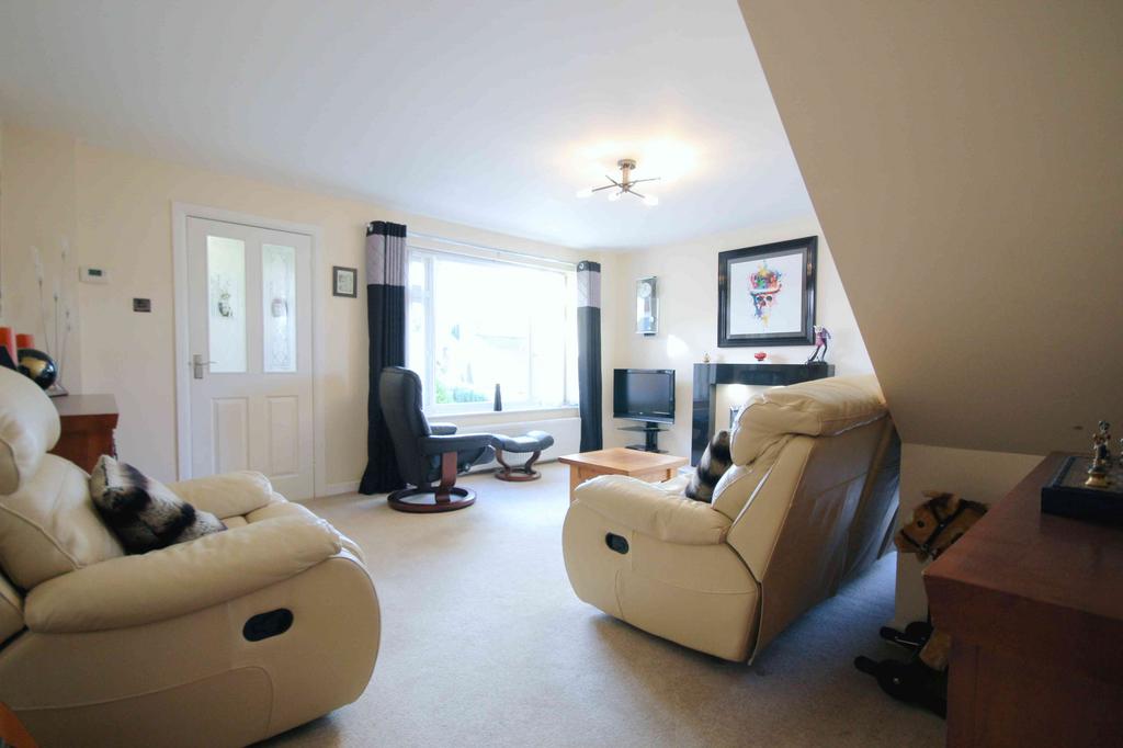 Leigh Way, Weaverham, CW8 3 bed semidetached house £270,000