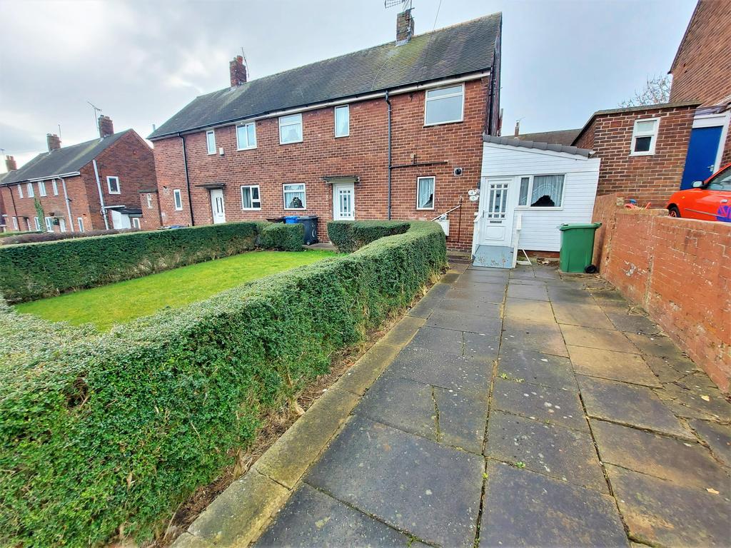 School Road, High Green, Sheffield... 3 bed semidetached house £130,000