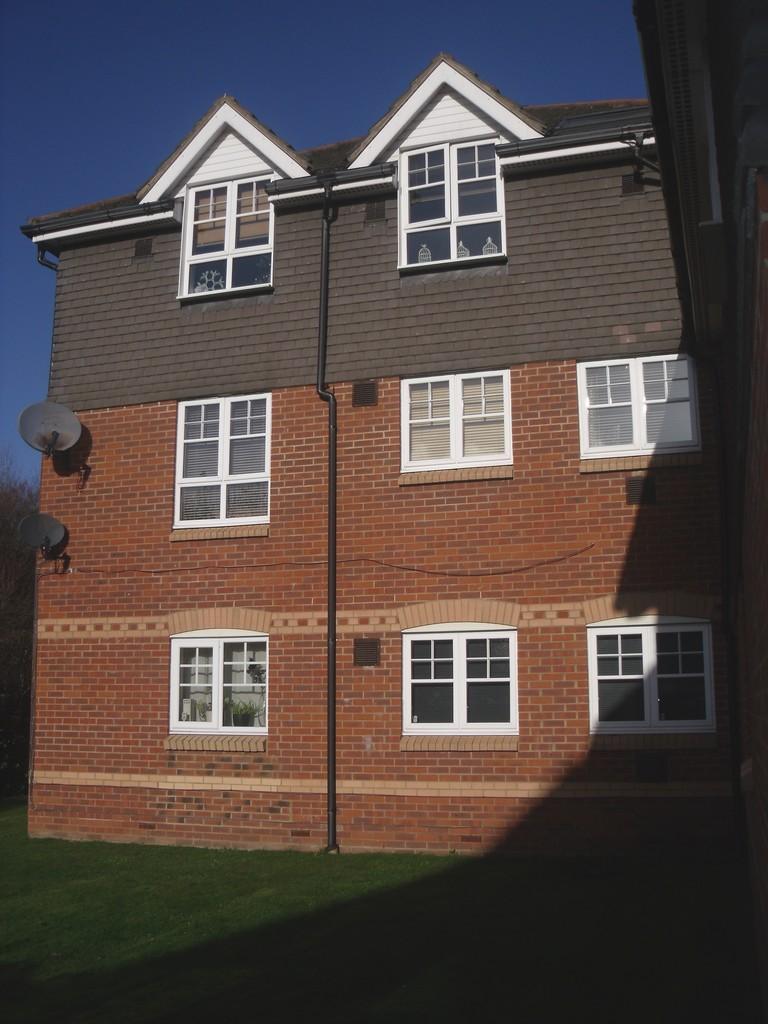 Boxalls Lane Aldershot Gu11 2 Bed Flat £925 Pcm £213 Pw