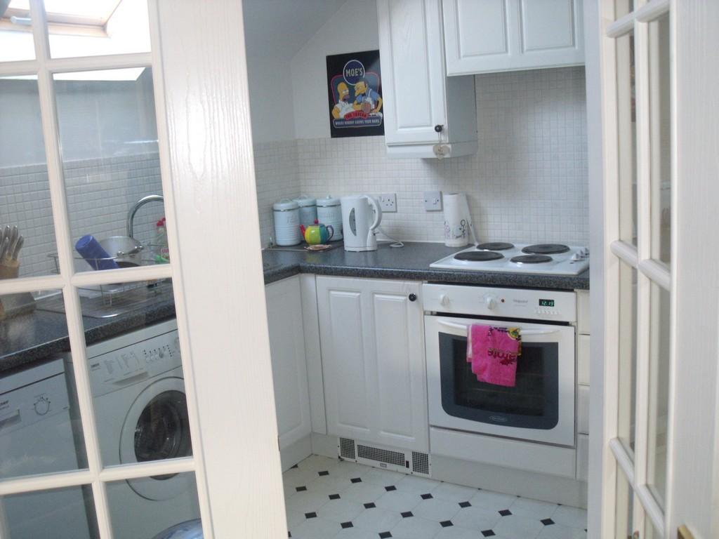 Boxalls Lane, Aldershot GU11 2 bed flat £925 pcm (£213 pw)