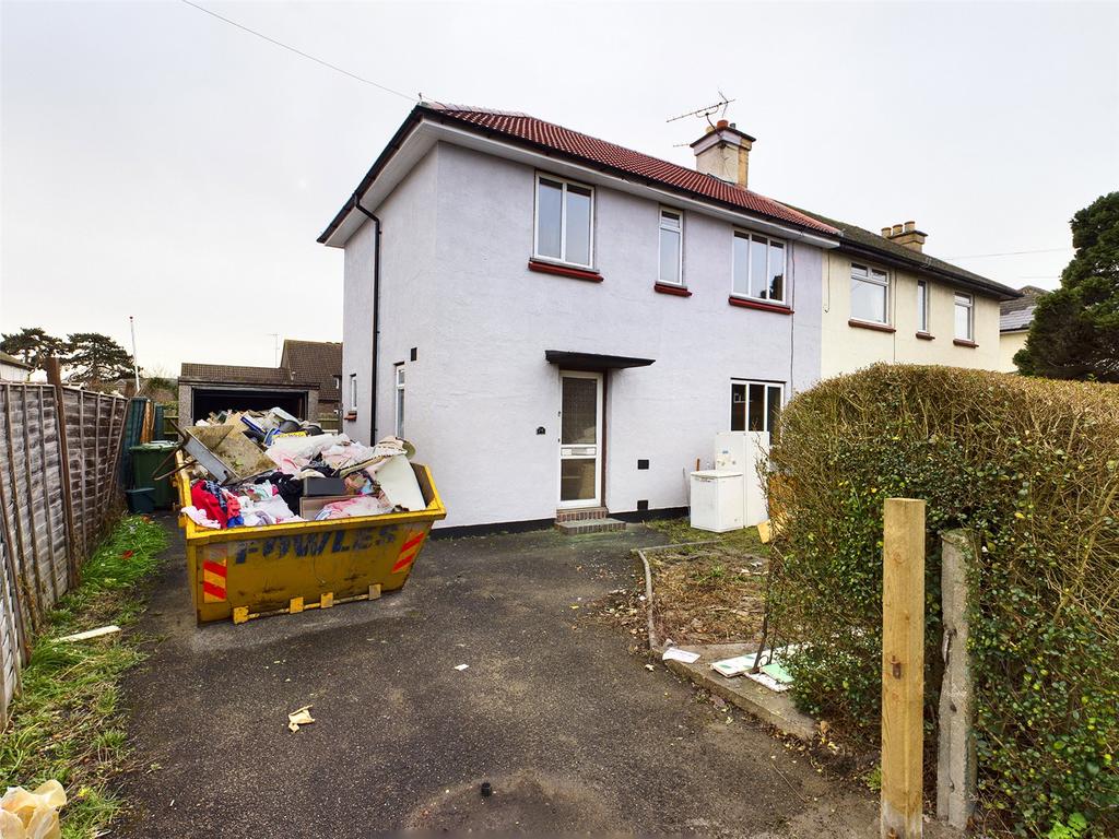 Chertsey Road, Ashford, Middlesex, TW15 3 bed semidetached house £