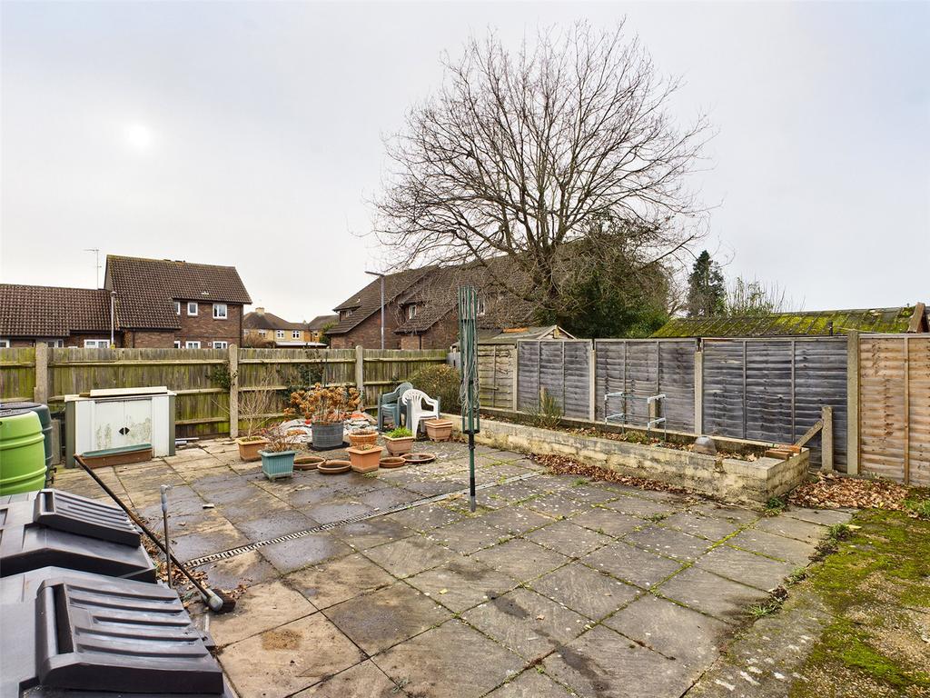 Chertsey Road, Ashford, Middlesex, TW15 3 bed semidetached house £