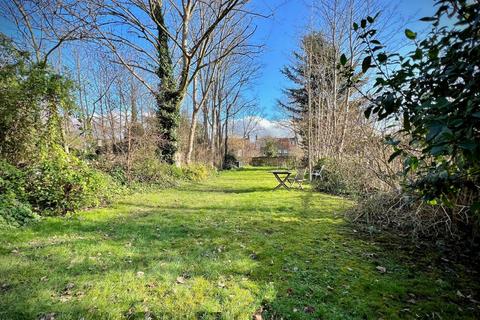 19a Cumberland Park, London, W3 6SY