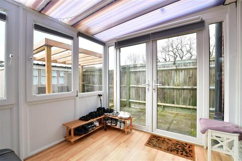 25 Beech Road, Horsham, RH12 4NR