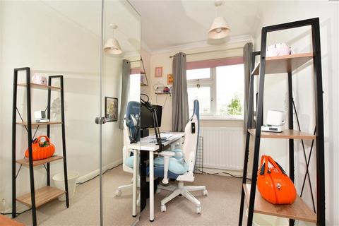 25 Beech Road, Horsham, RH12 4NR
