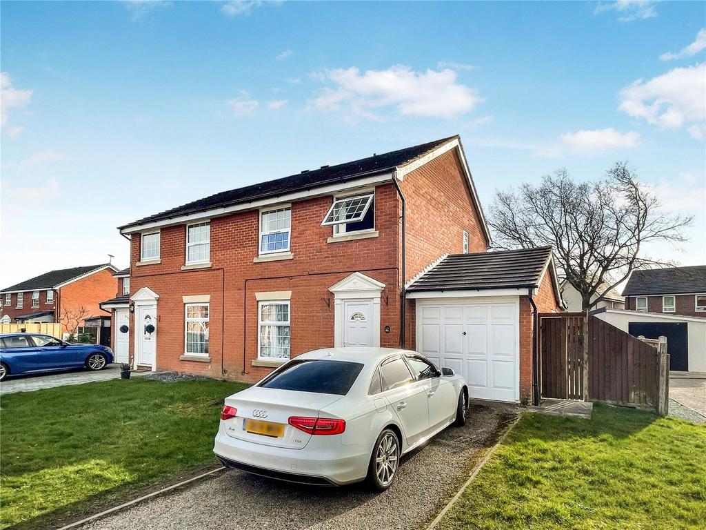 Maple Avenue, Oswestry, Shropshire, SY11 3 bed semidetached house £