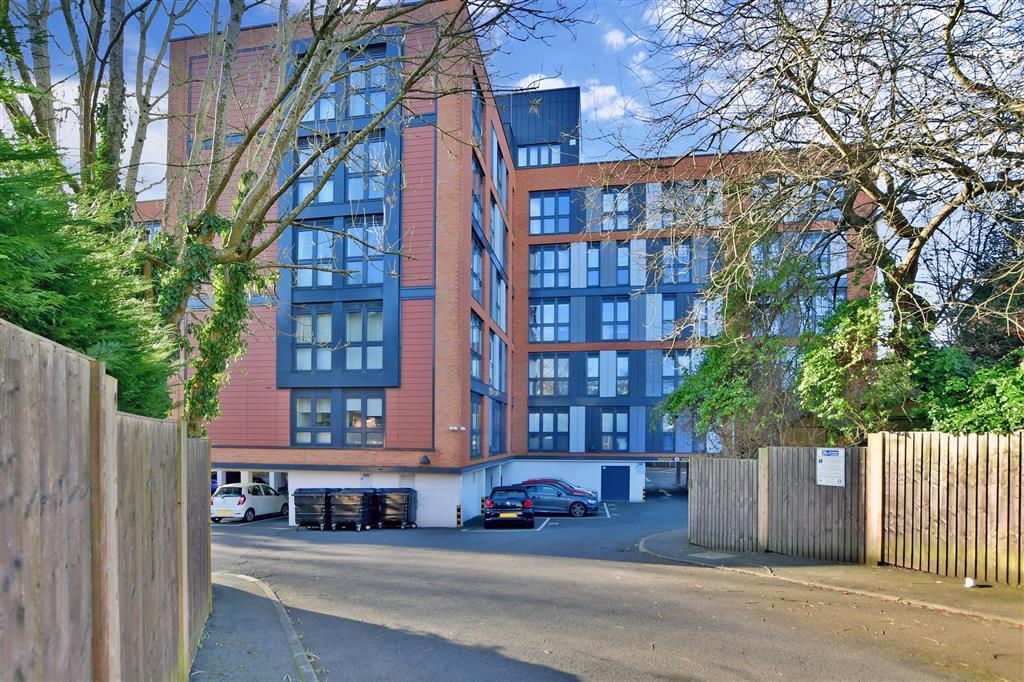Lincoln Road, Dorking, Surrey 2 bed apartment £265,000