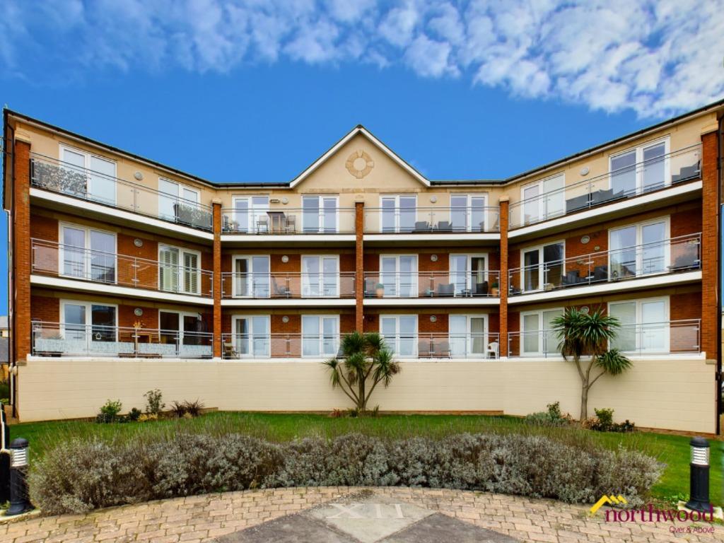 San Diego Way, Eastbourne, BN23 2 bed flat £300,000