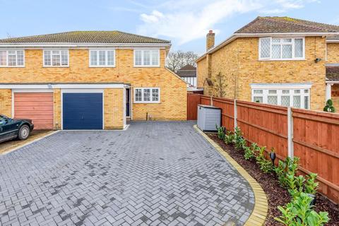 2 Bates Walk, Addlestone, KT15 2DQ