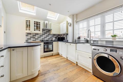 2 Bates Walk, Addlestone, KT15 2DQ