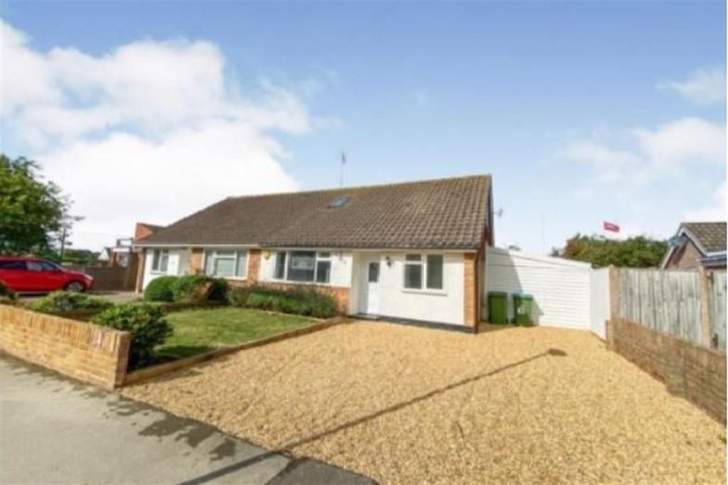Highdown Drive, Wick, Littlehampton, BN17 6HR 4 bed bungalow £1,700