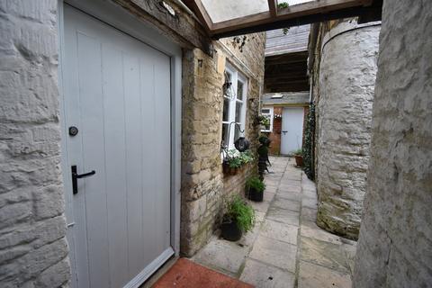 4 bedroom terraced house to rent, Gloucester Street, Cirencester