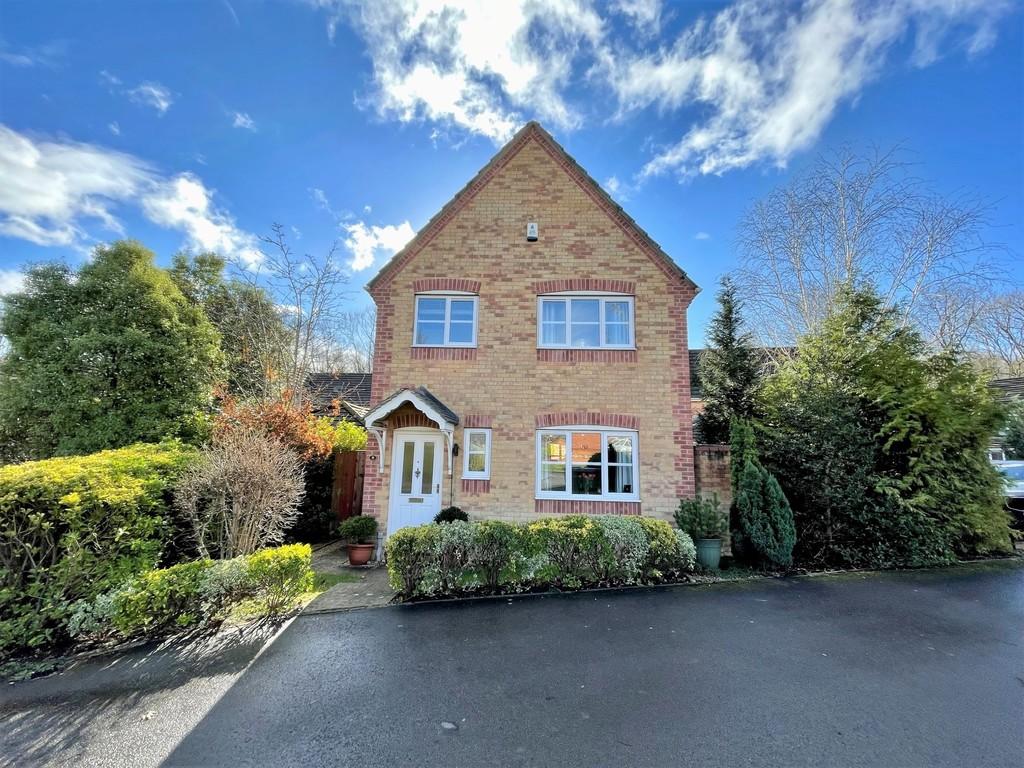 Buchan Avenue, Whiteley 3 bed detached house £410,000