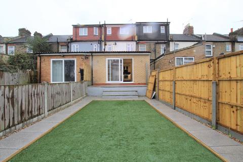 4 bedroom terraced house to rent - Landseer Avenue, East Ham, London