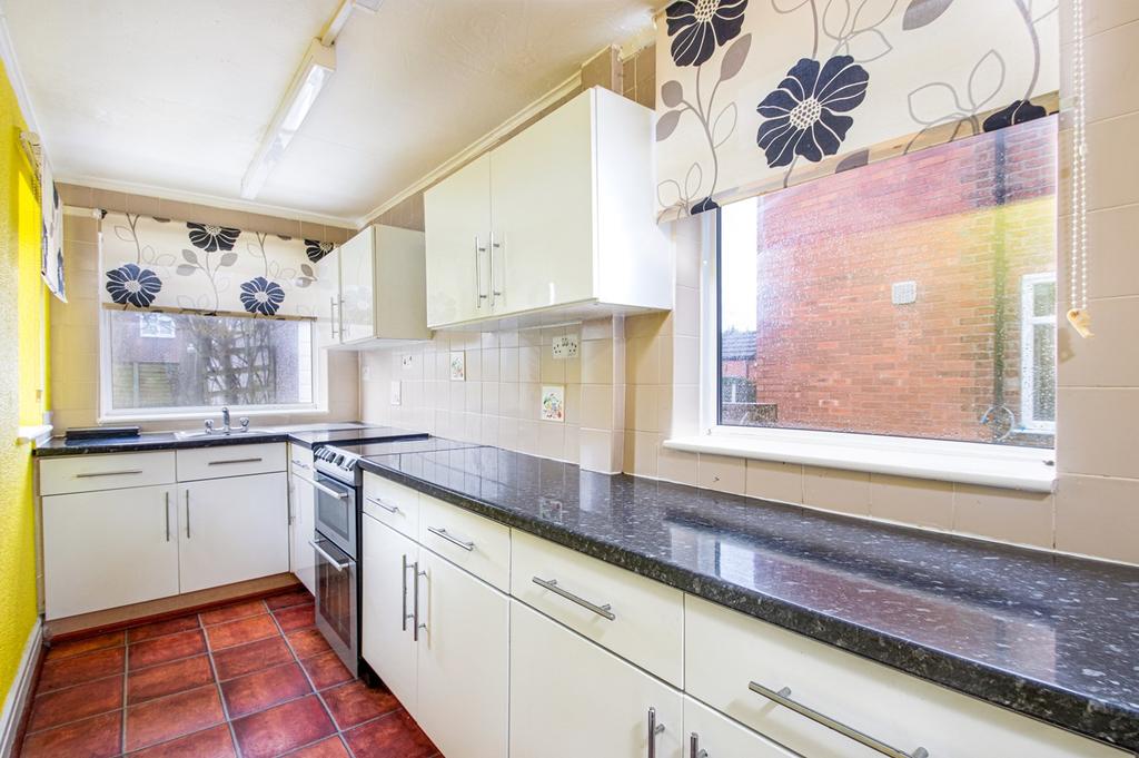 Ollerton Avenue, Sale, Cheshire, M33 3 bed semidetached house £300,000