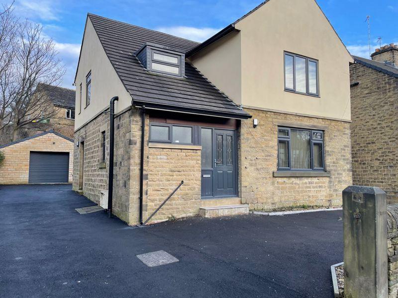 Gledholt Road, Huddersfield 3 bed detached house £1,500 pcm (£346 pw)
