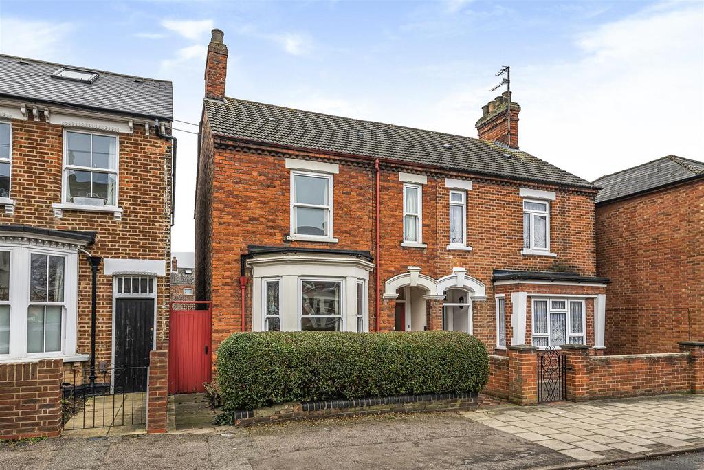 Clarendon Street, Bedford 3 bed semidetached house £300,000