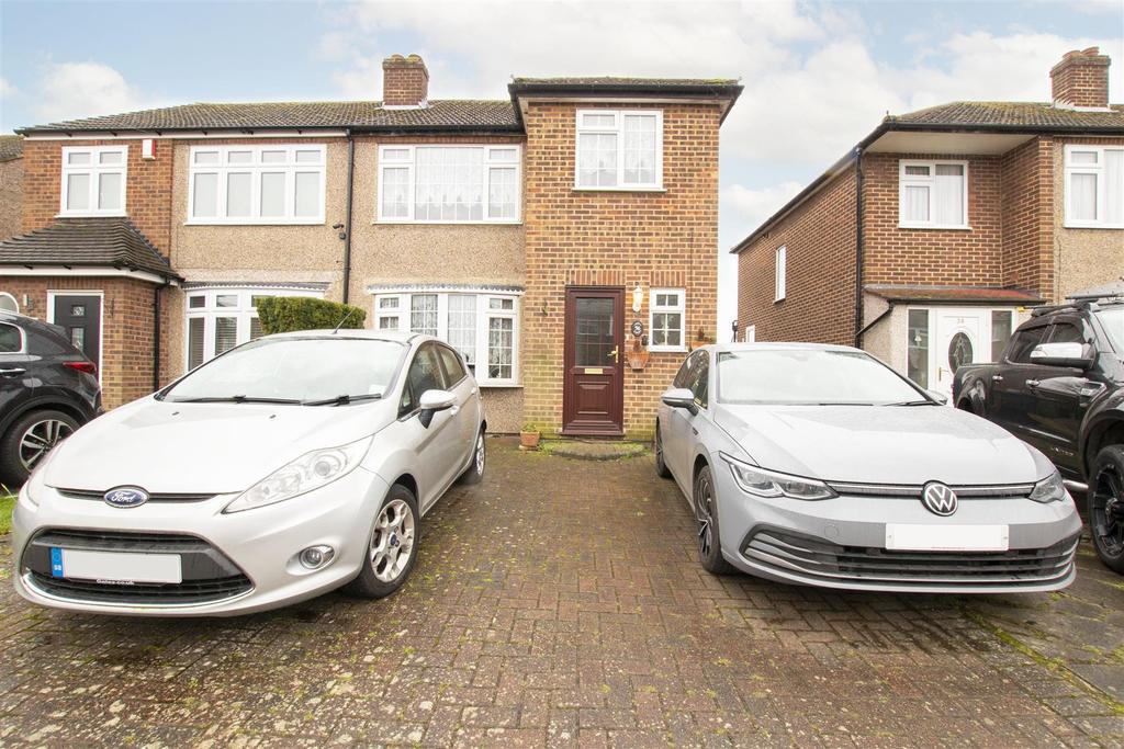 Bullwell Crescent, Cheshunt 3 bed semidetached house £475,000