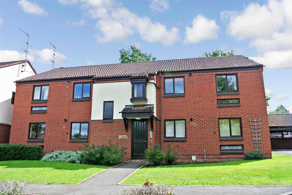 Spring Pool, Warwick 2 bed apartment for sale £180,000