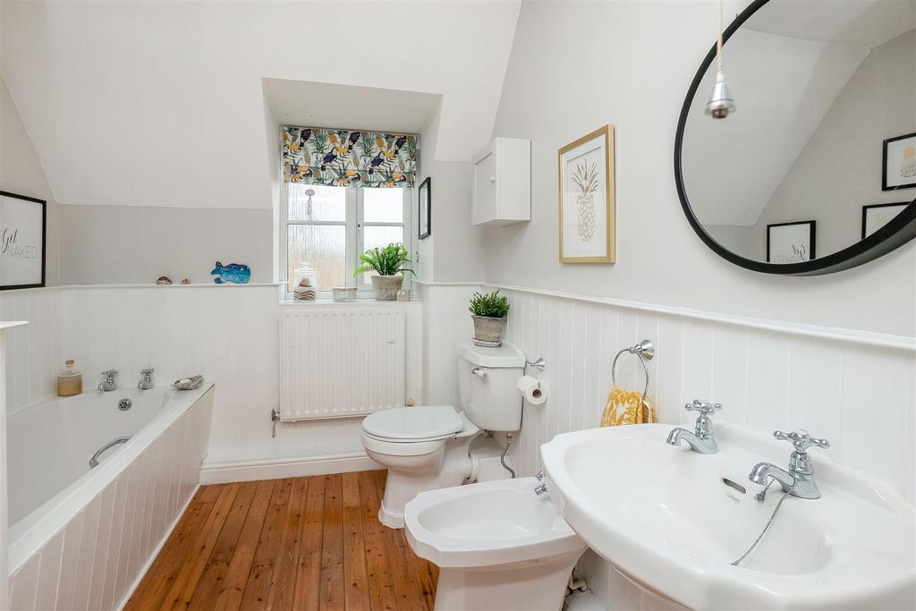 8 Jeffs Close (18).jpg