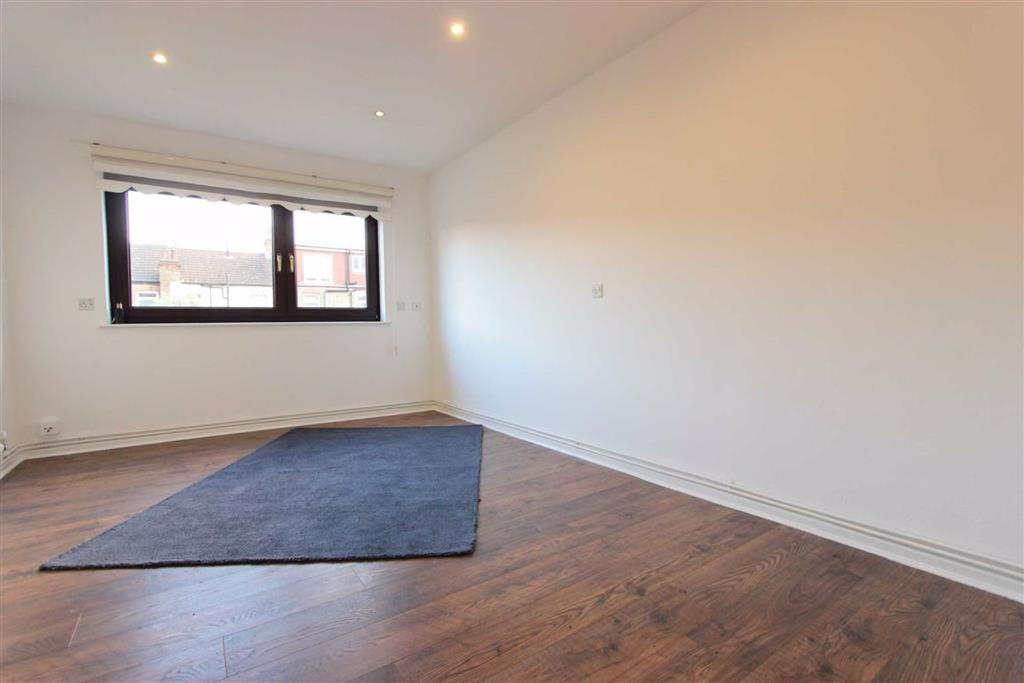 Bagshot Road, Enfield, London 2 bed flat £1,350 pcm (£312 pw)