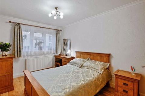 41 Wadhurst Close, London, SE20 8TA