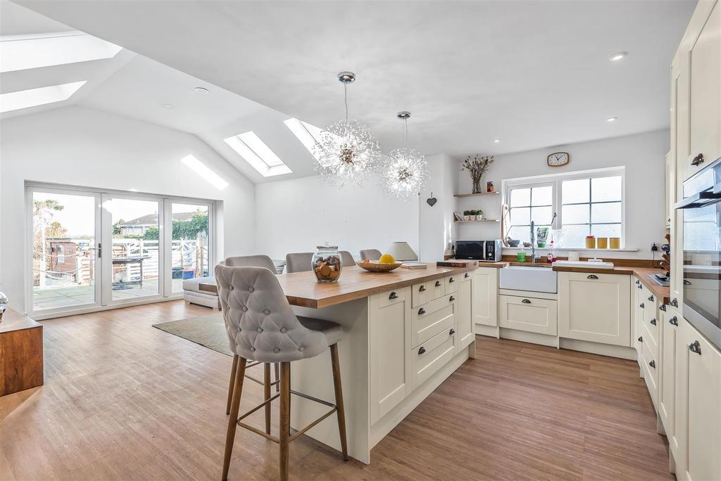 Glebe Road, Loughor, Swansea 3 bed semidetached house £285,000