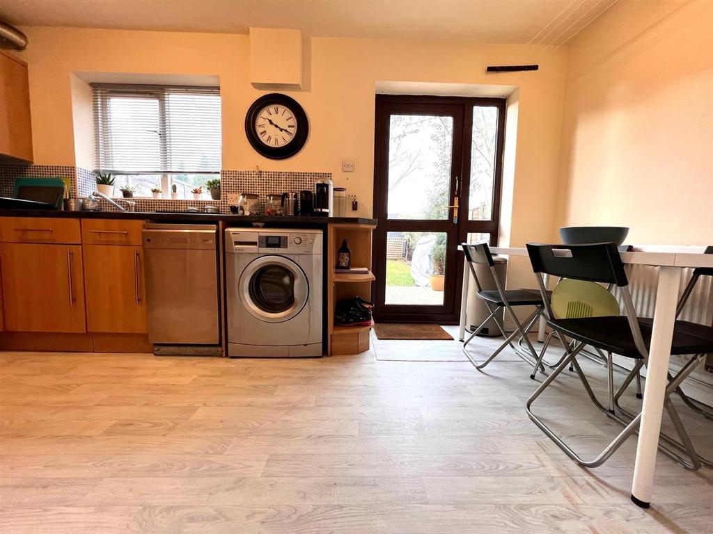 Jubilee Terrace, Leeman Road 3 bed semidetached house £995 pcm (£230 pw)