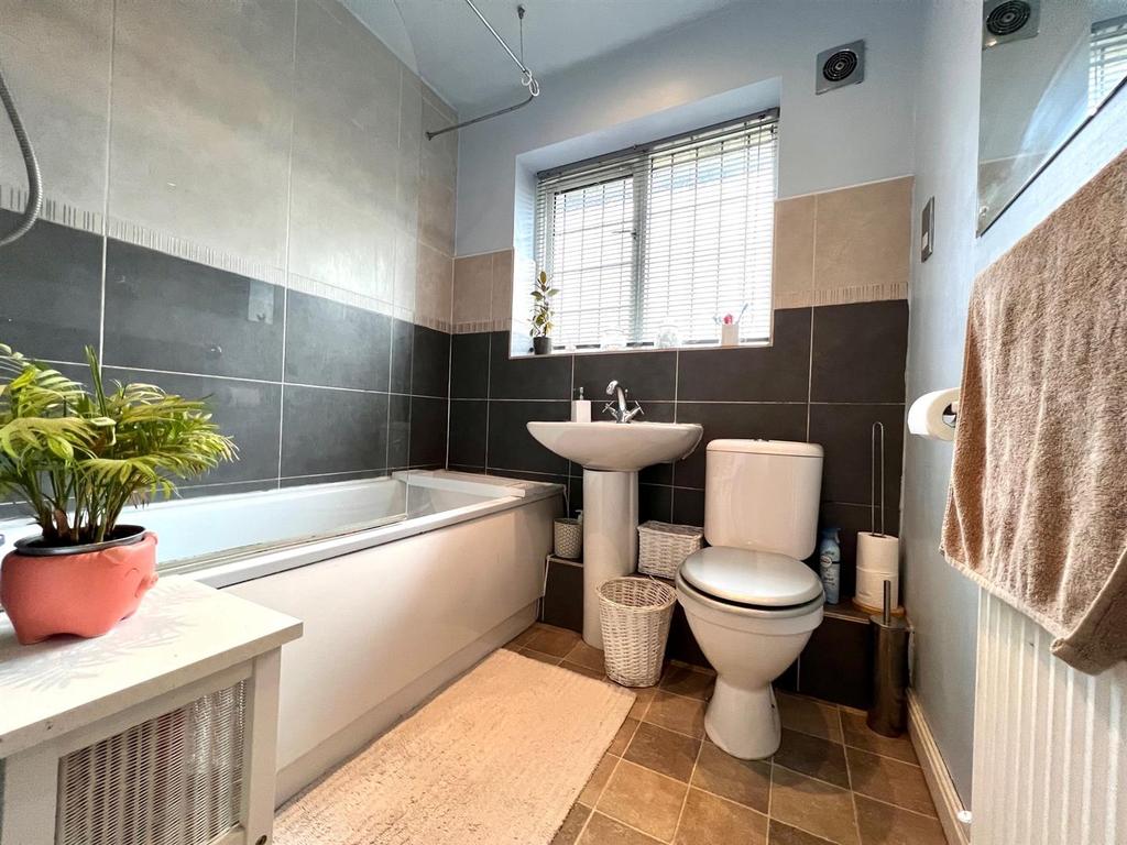 Jubilee Terrace, Leeman Road 3 bed semidetached house £995 pcm (£230 pw)