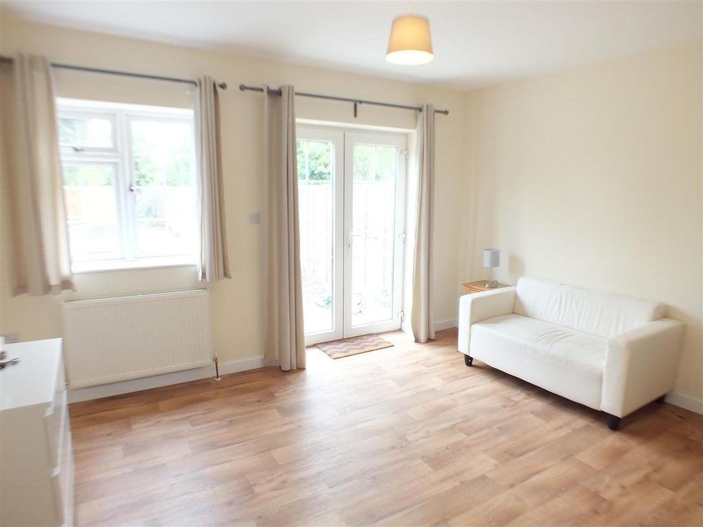 First Avenue, West Molesey 4 bed semidetached house £425,000