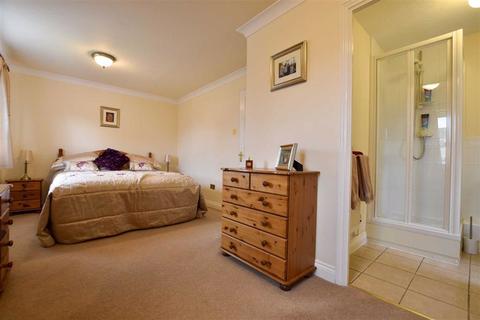 28 Cotswold Drive, Wellingborough, NN8 2JB