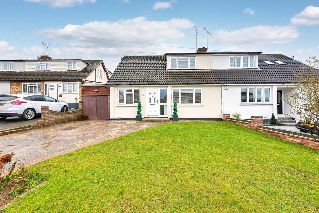 High Mead, Rayleigh, SS6 3 bed semidetached house for sale £450,000