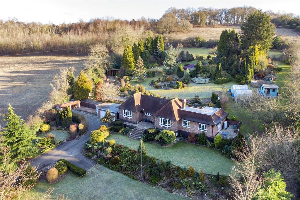 Fawkham Green Road, Fawkham, Longfield, Kent, DA3 4 bed bungalow for