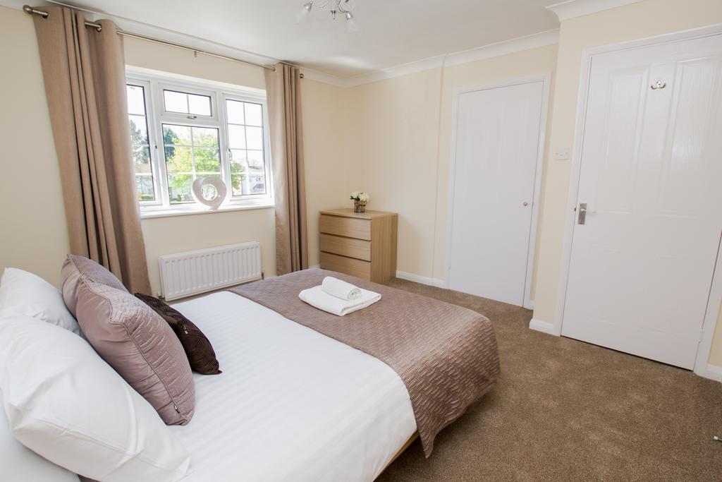 Three Bridges, Pound Hill, Crawley 2 bed flat £1,235 pcm (£285 pw)